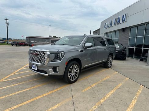 Used 2024 GMC Yukon XL Denali AWD/4WD image 3