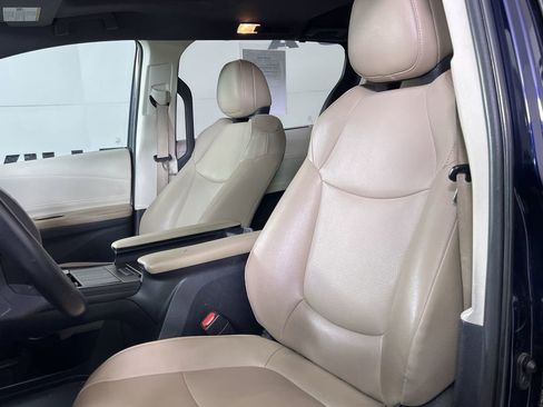 Used 2021 Toyota Sienna XLE image 11