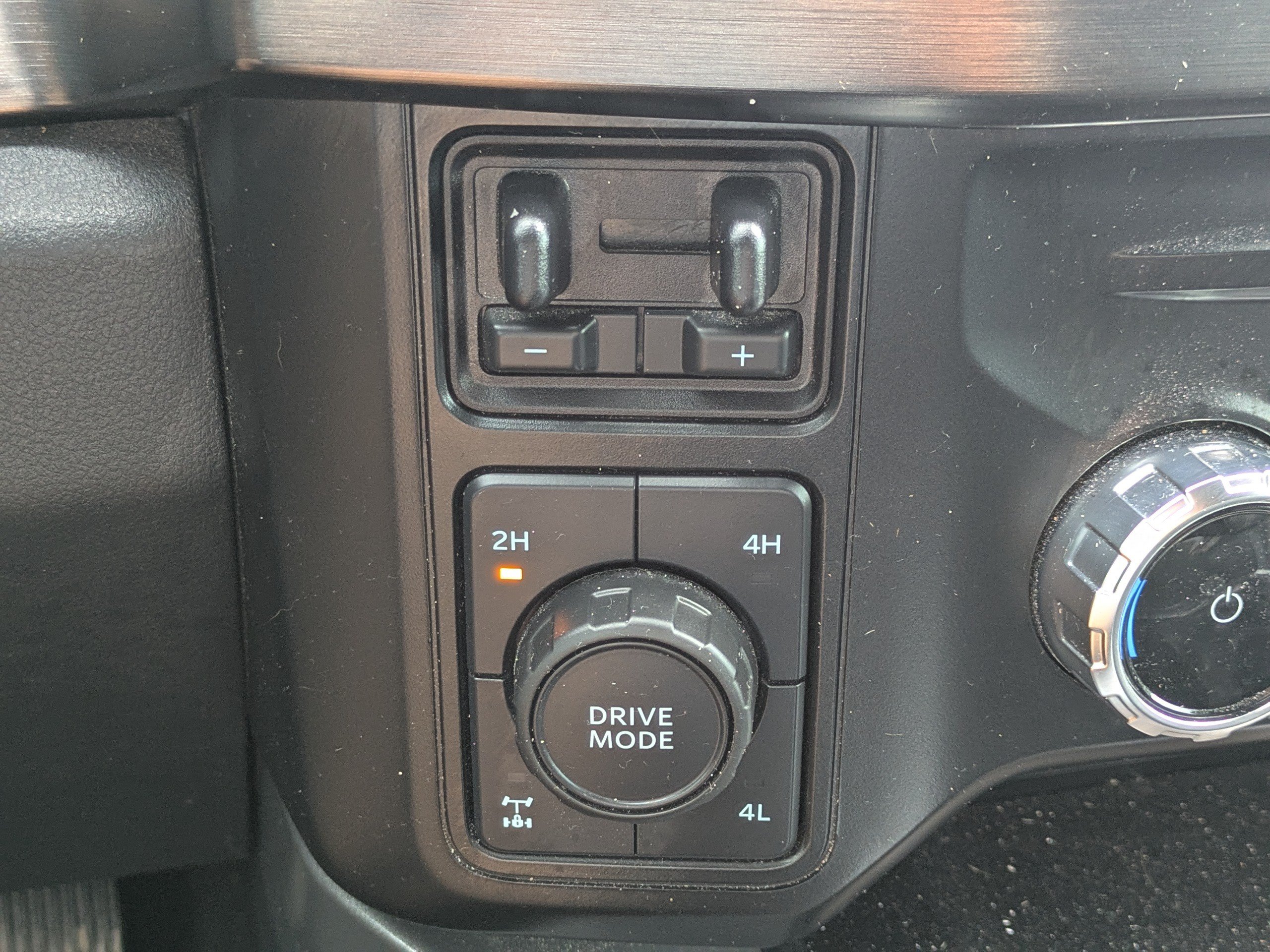 Used 2024 Ford F350 Lariat w/ Sport Appearance Package AWD/4WD image 27