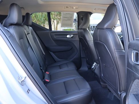 Used 2025 Volvo XC40 B5 Plus image 21