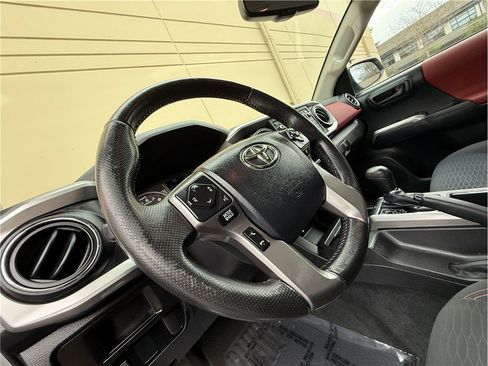 Used 2016 Toyota Tacoma SR5 w/ SR5 Appearance Package (SN) image 18
