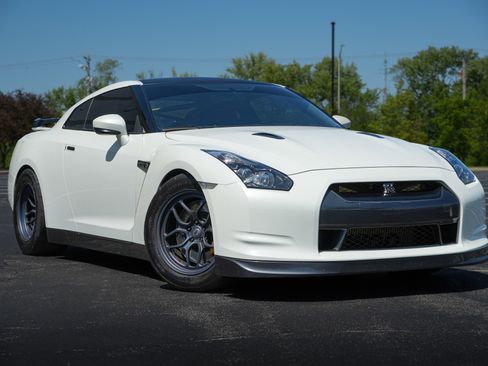 Used 2009 Nissan GT-R Premium AWD/4WD image 1