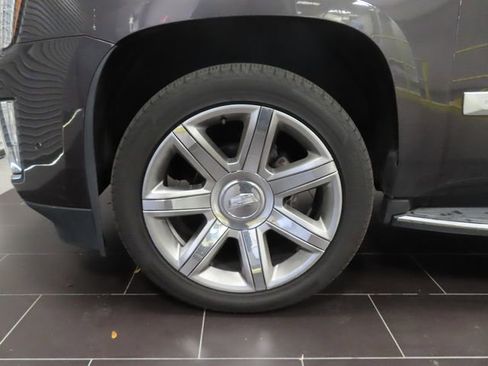 Used 2018 Cadillac Escalade Luxury AWD/4WD image 15
