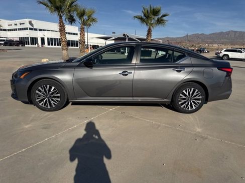 Used 2024 Nissan Altima 2.5 SV image 2