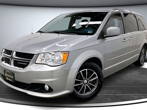 Used 2016 Dodge Grand Caravan SXT image 3