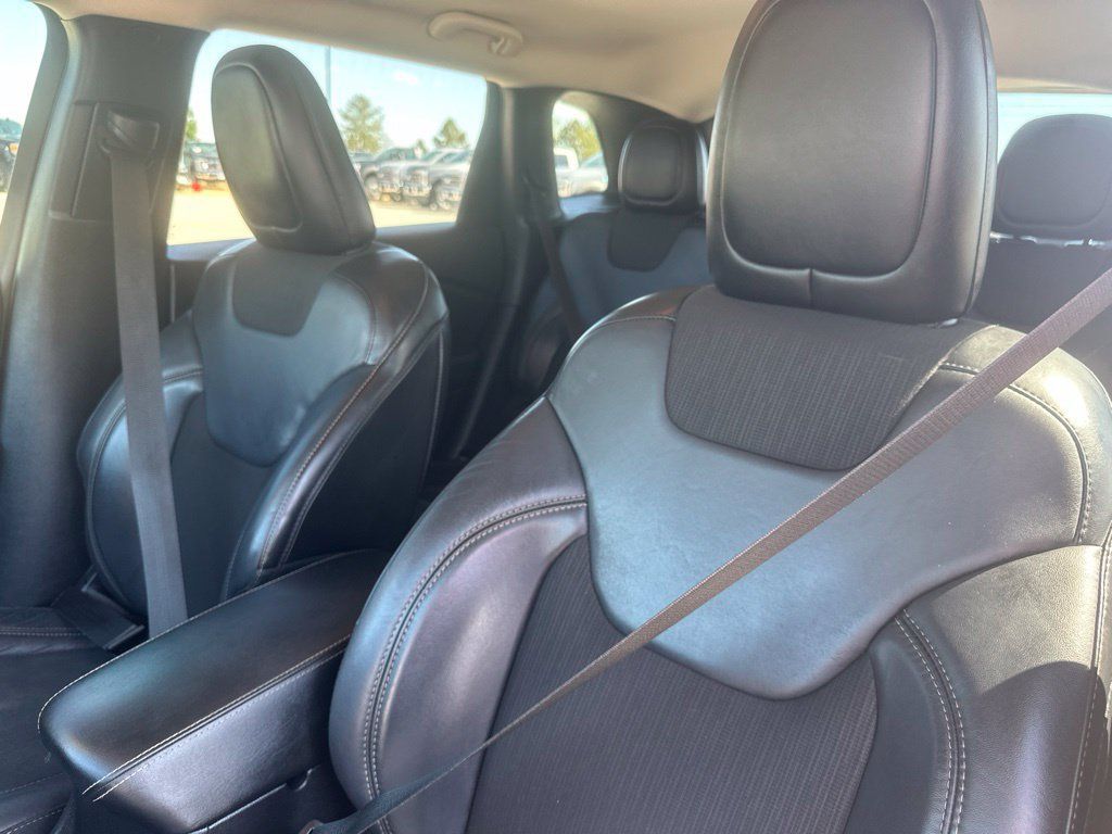 Used 2018 Jeep Cherokee Latitude Plus w/ Cold Weather Group AWD/4WD image 17
