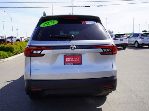 Used 2025 Toyota Grand Highlander LE image 10