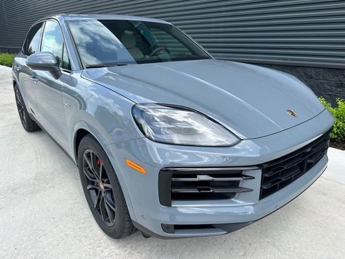 Used 2025 Porsche Cayenne S AWD/4WD image 10