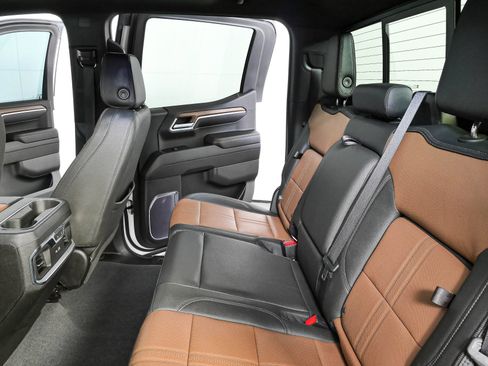 Used 2023 Chevrolet Silverado 1500 High Country w/ High Country Premium Package AWD/4WD image 21