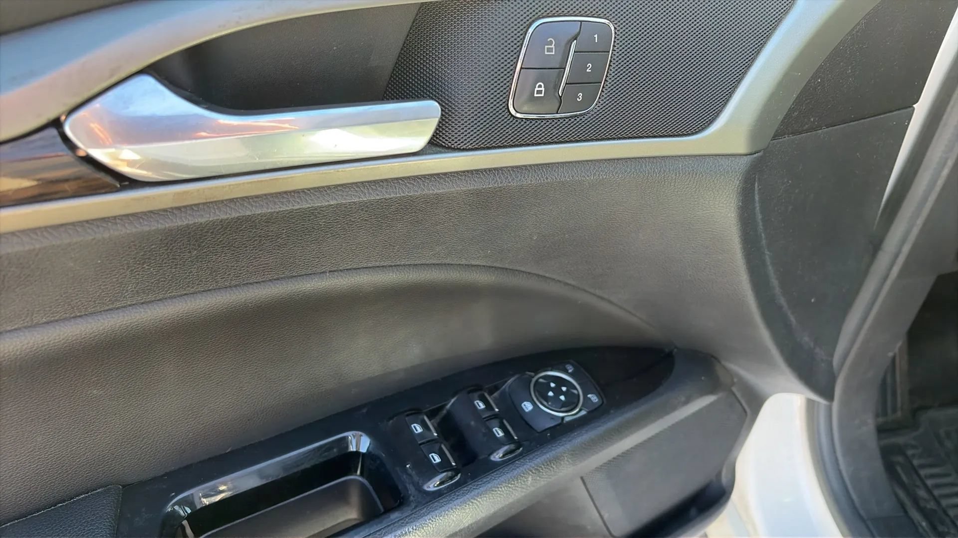 Used 2015 Ford Fusion SE w/ Equipment Group 202A FWD image 11