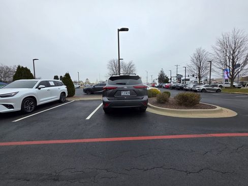 Used 2022 Toyota Highlander XLE image 7