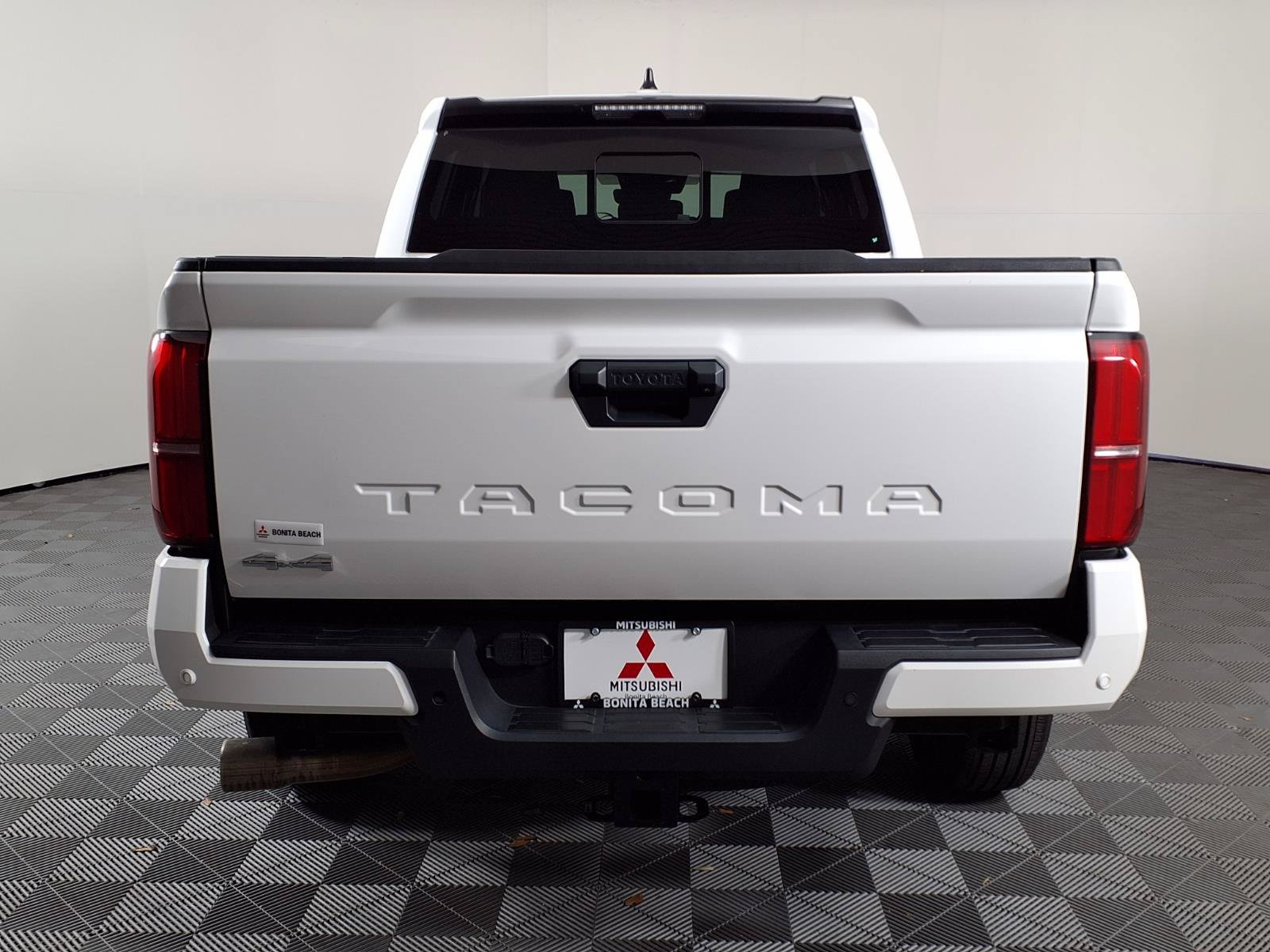 Used 2024 Toyota Tacoma SR5 w/ SR5 Upgrade Package AWD/4WD image 6