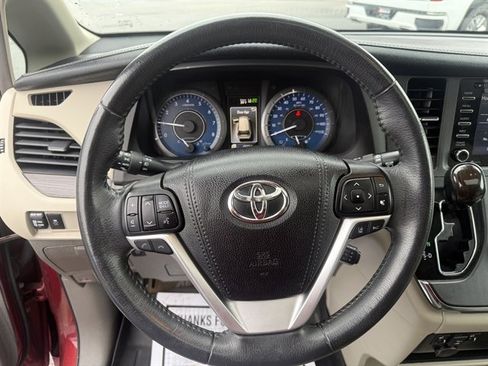 Used 2018 Toyota Sienna XLE image 13