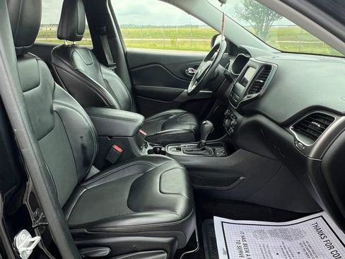 Used 2019 Jeep Cherokee Latitude Plus FWD image 16