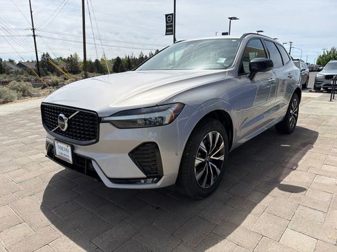 Used 2025 Volvo XC60 B5 Plus AWD/4WD image 4