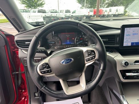 Used 2022 Ford Explorer XLT w/ Equipment Group 202A AWD/4WD image 12