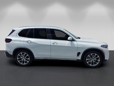 Certified 2024 BMW X5 xDrive40i w/ Premium Package AWD/4WD image 3