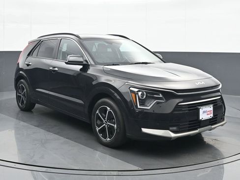 Used 2023 Kia Niro SX image 9
