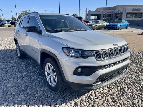 Used 2024 Jeep Compass Latitude AWD/4WD image 7