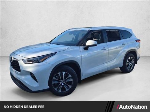Used 2023 Toyota Highlander XLE FWD image 1