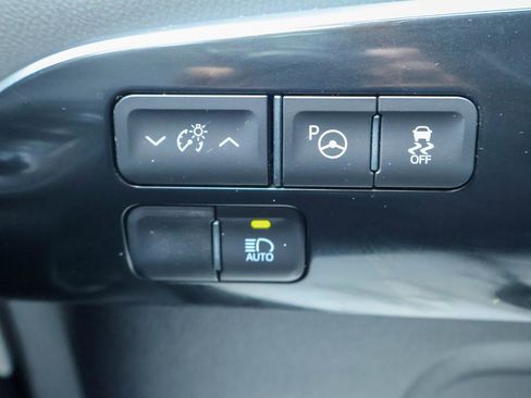 Used 2018 Toyota Prius Four image 17