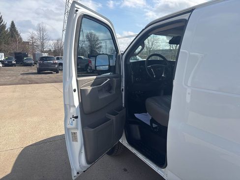 Used 2019 Chevrolet Express 2500 w/ Communications Package RWD image 6
