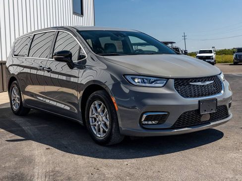 Used 2025 Chrysler Pacifica Select FWD image 5