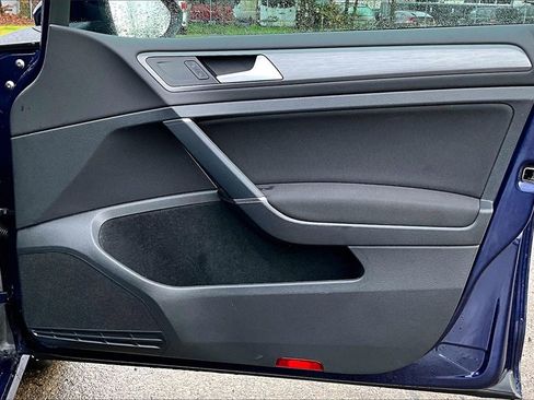 Used 2019 Volkswagen e-Golf SE image 24