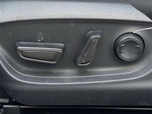 Used 2020 Toyota Camry SE w/ Convenience Package image 25