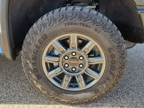 Used 2024 GMC Sierra 1500 AT4X image 7
