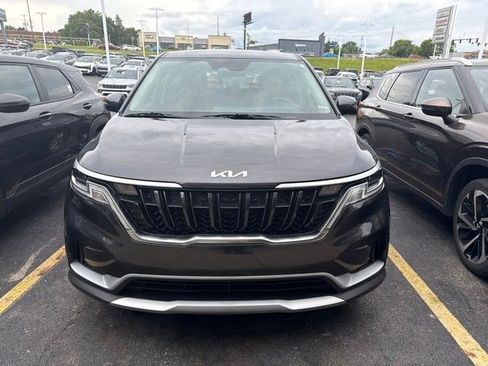 Used 2023 Kia Carnival LX FWD image 2
