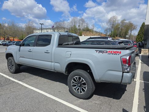 Used 2020 Toyota Tacoma TRD Sport image 3