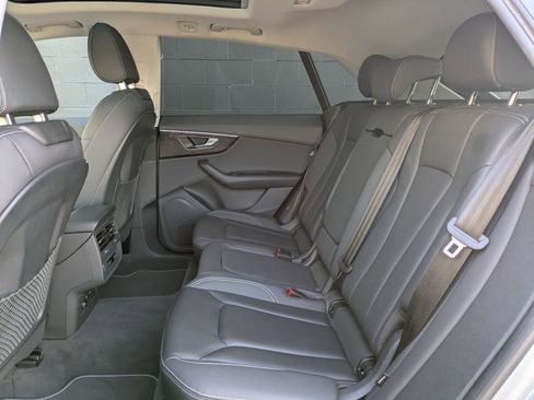 Used 2023 Audi Q8 Premium image 25