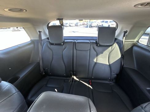 Used 2025 Kia Carnival SX Prestige image 30