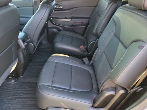 Used 2023 GMC Acadia SLT w/ Elevation Edition image 16