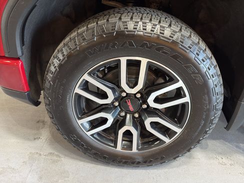 Used 2023 GMC Sierra 1500 AT4 w/ AT4 Premium Package AWD/4WD image 9