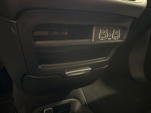 Used 2025 Chrysler Pacifica Select image 27