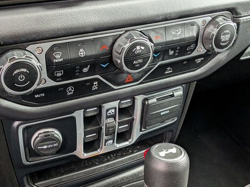 Used 2025 Jeep Wrangler Unlimited Sahara AWD/4WD image 20