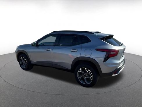 Used 2025 Chevrolet Trax LT w/ LT Convenience Package image 10