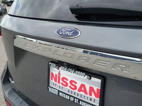 Used 2022 Ford Explorer XLT w/ Equipment Group 202A image 8