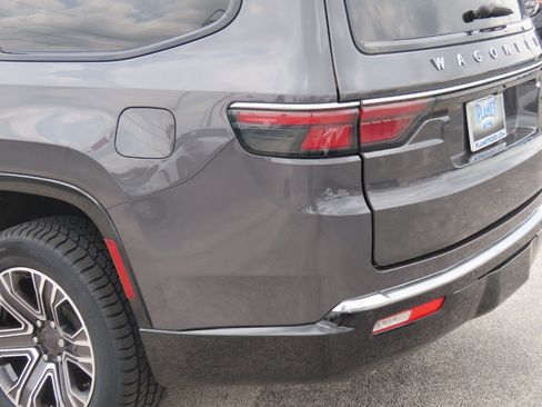 Used 2024 Jeep Wagoneer 4WD w/ Premium Group I image 16