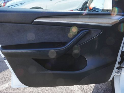 Used 2022 Tesla Model Y Long Range image 9