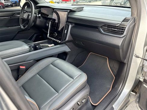 Used 2024 GMC Acadia AT4 w/ Luxury Package image 28