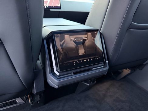 Used 2024 Tesla Cybertruck AWD Crew Cab image 23