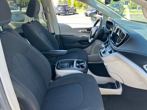 Used 2021 Chrysler Pacifica Touring FWD image 39