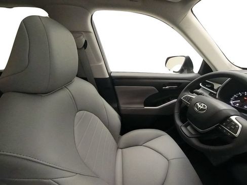 Certified 2024 Toyota Highlander XLE AWD/4WD image 34