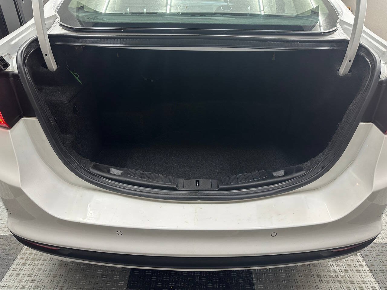 Used 2017 Ford Fusion SE FWD image 17