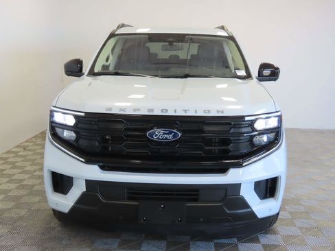 Used 2025 Ford Expedition Active RWD image 2
