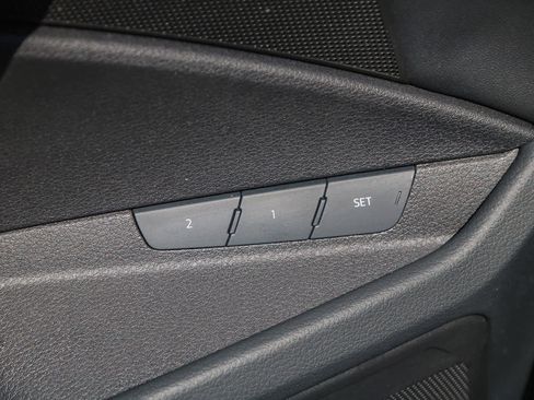 Used 2022 Audi e-tron Premium image 26