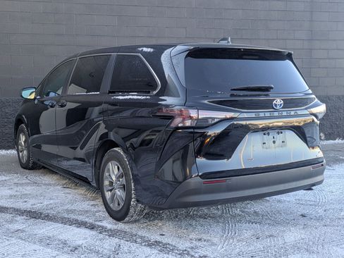 Used 2024 Toyota Sienna LE image 7